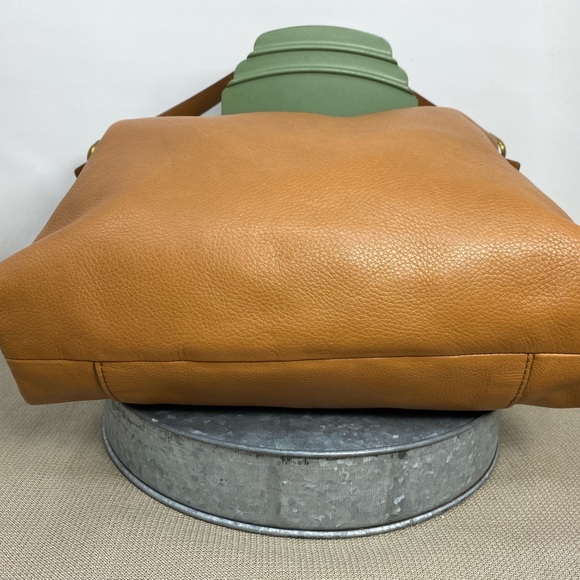 FOSSIL TAN PEBBLED LEATHER “HOBO-STYLE” SATCHEL - Picture 5 of 9